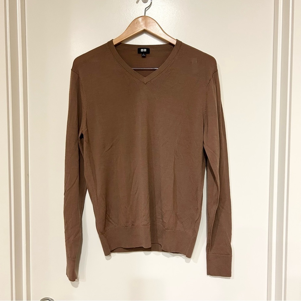 Uniqlo 100% wool EUC tan/camel V-neck sweater. Size Small